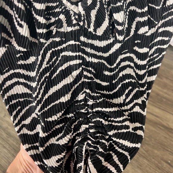 Zara Black and White Ruched Sleeveless Bodysuit - Picture 2 of 3